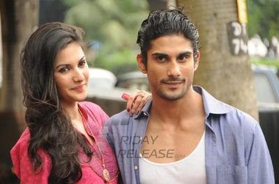 Prateik Babbar and Amyra Dastur promoting 'ISSAQ' with special baggi ride