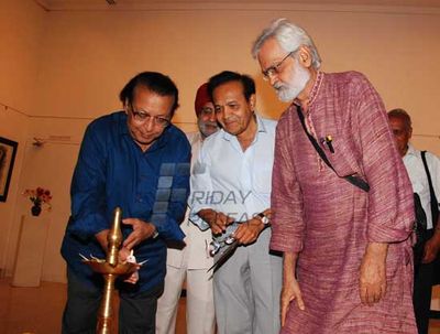 Actor Dinesh Hingoo inaugurates Artist Aku Jha's Painting Exhibition at Jahangir Art Gallery