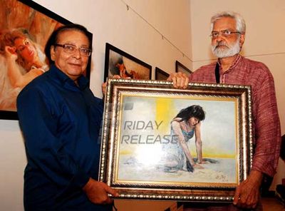 Actor Dinesh Hingoo inaugurates Artist Aku Jha\'s Painting Exhibition at Jahangir Art Gallery