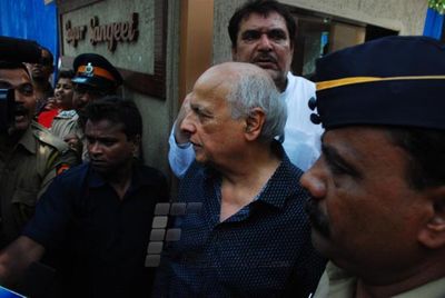 Bollywood Celebs at Jiah Khan\'s residence to offer condolences