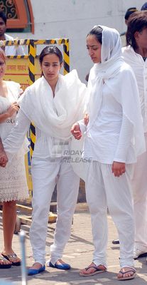 Bolly Celebs at actress Jiah Khan burial at Muslim Majlis burial ground