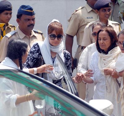 Bolly Celebs at actress Jiah Khan burial at Muslim Majlis burial ground