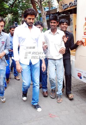 Bolly Celebs at actress Jiah Khan burial at Muslim Majlis burial ground
