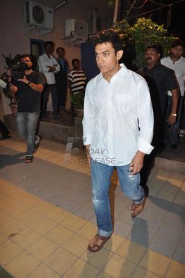 Bolly celebs including Aamir Khan and Prateik Babbar attended the condolence meet for Jiah Khan
