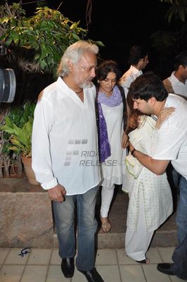 Bolly celebs including Aamir Khan and Prateik Babbar attended the condolence meet for Jiah Khan