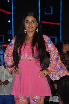Vidya Balan & Emraan Hashmi promote 'GHANCHAKKAR' on India's Dancing Superstar sets