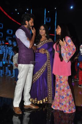 Vidya Balan & Emraan Hashmi promote 'GHANCHAKKAR' on India's Dancing Superstar sets