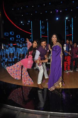 Vidya Balan & Emraan Hashmi promote 'GHANCHAKKAR' on India's Dancing Superstar sets