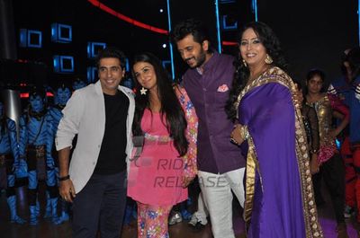 Vidya Balan & Emraan Hashmi promote 'GHANCHAKKAR' on India's Dancing Superstar sets