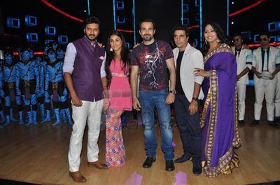 Vidya Balan & Emraan Hashmi promote 'GHANCHAKKAR' on India's Dancing Superstar sets