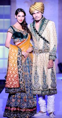 Cricketers enjoy the show of Riyaz and Reshma Gangji