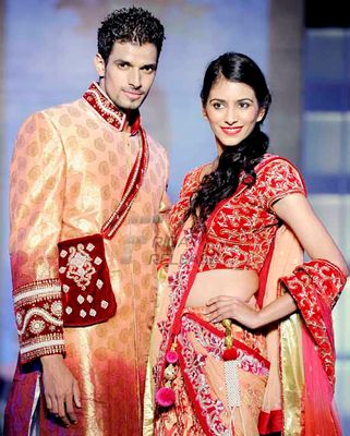 Cricketers enjoy the show of Riyaz and Reshma Gangji
