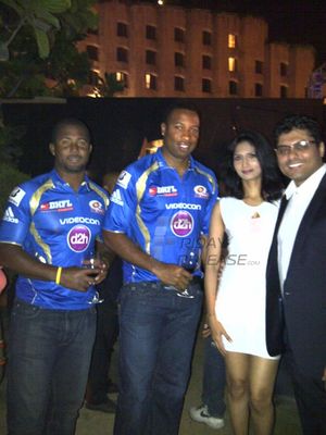Cricketers enjoy the show of Riyaz and Reshma Gangji