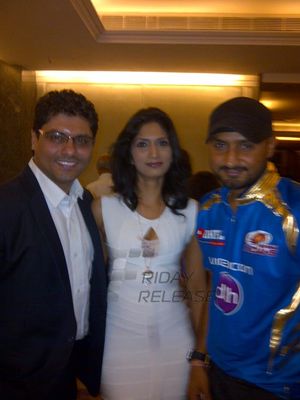 Cricketers enjoy the show of Riyaz and Reshma Gangji