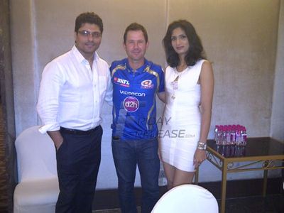 Cricketers enjoy the show of Riyaz and Reshma Gangji