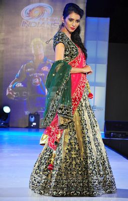 Cricketers enjoy the show of Riyaz and Reshma Gangji