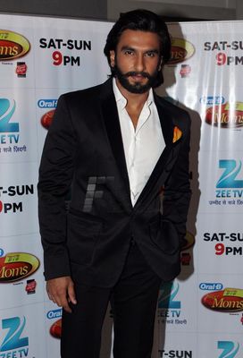 Sonakshi Sinha and Ranveer Singh promoted 'Lootera' on Dance India Dance Super Moms show