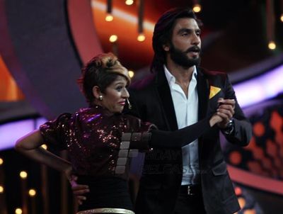 Sonakshi Sinha and Ranveer Singh promoted 'Lootera' on Dance India Dance Super Moms show