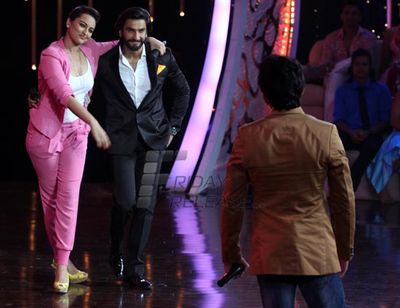 Sonakshi Sinha and Ranveer Singh promoted 'Lootera' on Dance India Dance Super Moms show