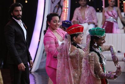 Sonakshi Sinha and Ranveer Singh promoted 'Lootera' on Dance India Dance Super Moms show