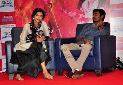 Sonam Kapoor & Dhanush promote 'Raanjhanaa' at Reliance Digital store