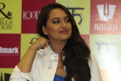 Ranveer Singh and Sonakshi Sinha launch Mills & Boon 'Lootera' Novels pack