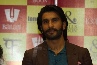Ranveer Singh and Sonakshi Sinha launch Mills & Boon 'Lootera' Novels pack