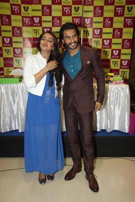 Ranveer Singh and Sonakshi Sinha launch Mills & Boon 'Lootera' Novels pack