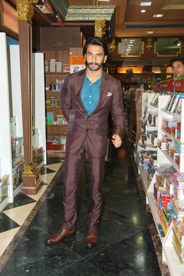 Ranveer Singh and Sonakshi Sinha launch Mills & Boon 'Lootera' Novels pack