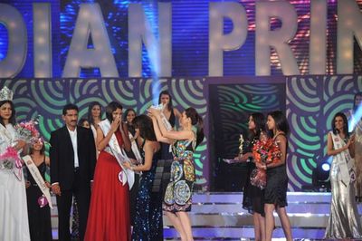 B-town beauties Prachi Desai, Karishma Kapoor graced at the Indian Princess 2013 Beauty Pageant grand Finale