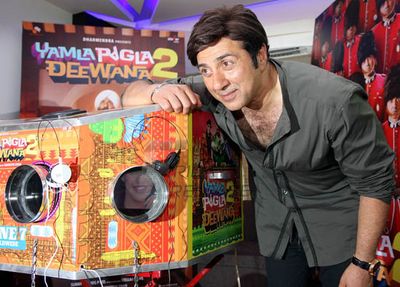 Dharmendra, Sunny Deol, Bobby Deol, Neha Sharma, Kristina Akheeva at film 'Yamla Pagla Deewana 2' first look & Bioscope launch at Sunny Super Sound Studios