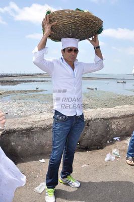 Actors Tusshar Kapoor and Sonu Sood at the Haji Ali Dargah