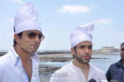 Actors Tusshar Kapoor and Sonu Sood at the Haji Ali Dargah