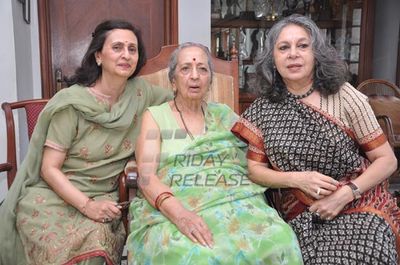 Dadasaheb Phalke Award being given to veteran actor Pran at his residence in Mumbai