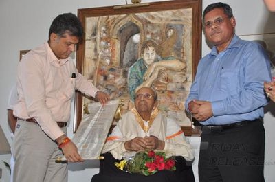Dadasaheb Phalke Award being given to veteran actor Pran at his residence in Mumbai