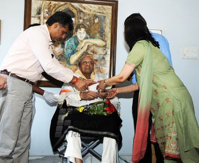 Dadasaheb Phalke Award being given to veteran actor Pran at his residence in Mumbai