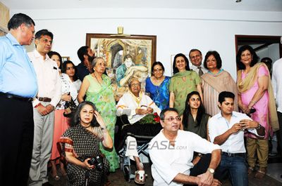 Dadasaheb Phalke Award being given to veteran actor Pran at his residence in Mumbai