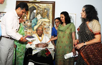 Dadasaheb Phalke Award being given to veteran actor Pran at his residence in Mumbai
