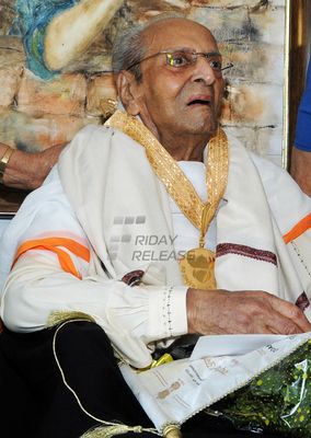 Dadasaheb Phalke Award being given to veteran actor Pran at his residence in Mumbai