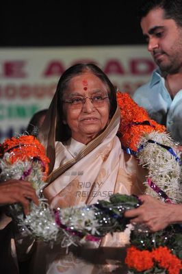 Hrithik Roshan, Urmila Matondkar, Former President Pratibha Patil among Celebs at the Dadasaheb Phalke Academy Awards 2013