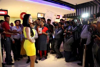 Pak beauty Veena Malik mobbed