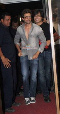 Hrithik Roshan & Vivek Oberoi visit Cinema Halls to check Krrish 3 reactions