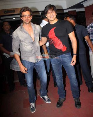 Hrithik Roshan & Vivek Oberoi visit Cinema Halls to check Krrish 3 reactions