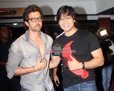 Hrithik Roshan & Vivek Oberoi visit Cinema Halls to check Krrish 3 reactions