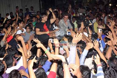Hrithik Roshan & Vivek Oberoi visit Cinema Halls to check Krrish 3 reactions