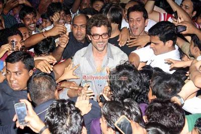 Hrithik Roshan & Vivek Oberoi visit Cinema Halls to check Krrish 3 reactions