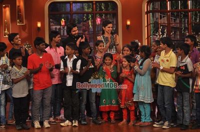 Deepika Padukone & Ranveer Singh promote film 'RAM-LEELA' on Comedy Nights with Kapil sets