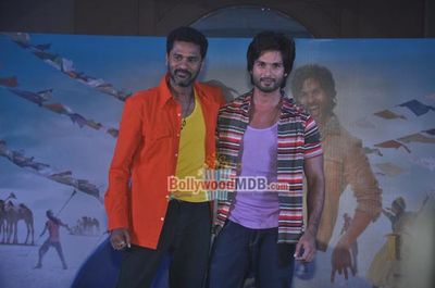 Shahid Kapoor and Sonakshi Sinha at film 'R...Rajkumar' music launch