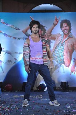 Shahid Kapoor and Sonakshi Sinha at film 'R...Rajkumar' music launch