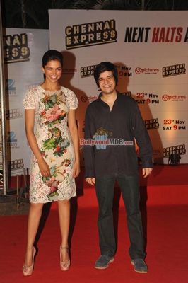 Shah Rukh Khan and Deepika Padukone at ZEE TV Party for 'CHENNAI EXPRESS' success